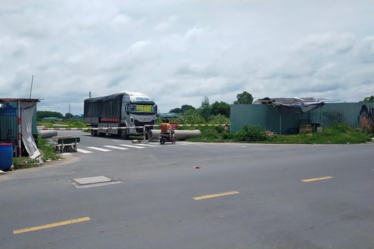 Thanh niên nghi bị đâm 21 nhát dao tử vong bên đường