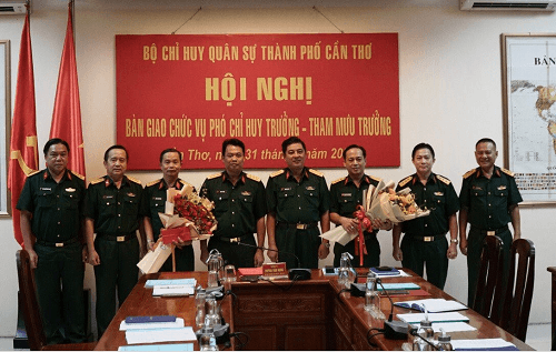 Bàn giao chức vụ Phó Chỉ huy trưởng - Tham mưu trưởng Bộ CHQS TP Cần Thơ