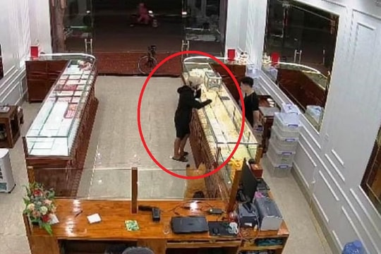 Giả vờ là khách mua hàng rồi cướp tiệm vàng