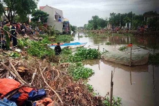 Nỗ lực tìm nam thanh niên đi xe máy rơi xuống sông mất tích