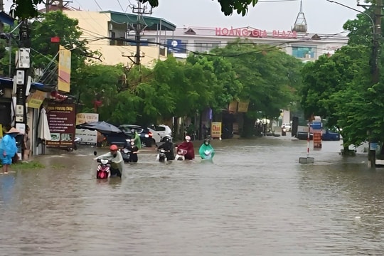 Thái Nguyên: Mưa lớn gây ngập úng, nhiều phương tiện chết máy