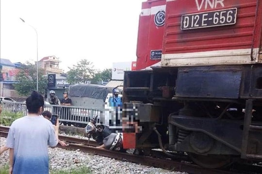 Băng qua đường dân sinh, tài xế xe máy bị tàu đâm tử vong