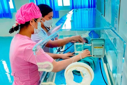 Cứu sống và nuôi dưỡng thành công bé gái sinh non chỉ nặng 1 kg