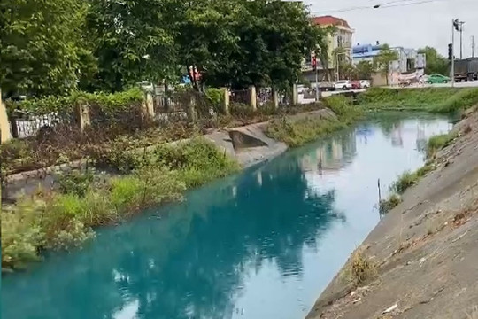 Nước kênh đoạn qua khu công nghiệp Lễ Môn đổi màu bất thường