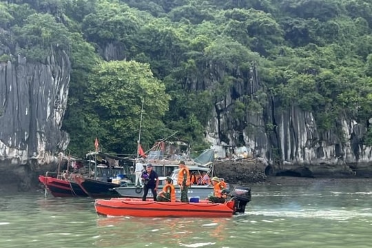 Xử lý các phương tiện neo đậu không đúng quy định ven bờ Vịnh Hạ Long