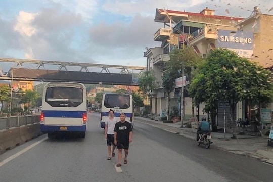Tạm giữ 3 người liên quan vụ nhà xe bị chèn ép, ném chất bẩn