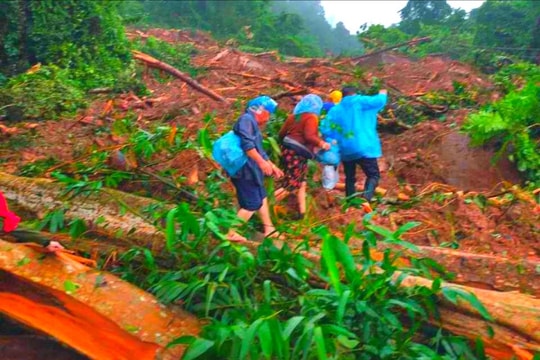 Nhiều phương tiện và người dân bị mắc kẹt ở Lào do sạt lở