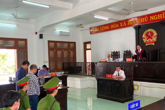 Làm tiền giả để mua hàng, hai thanh niên lĩnh án tù