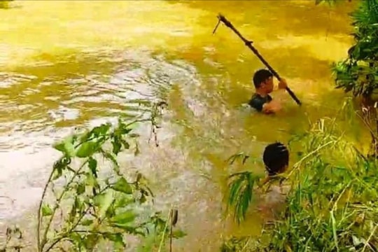 Lào Cai: Tìm kiếm bé trai trượt chân ngã xuống suối