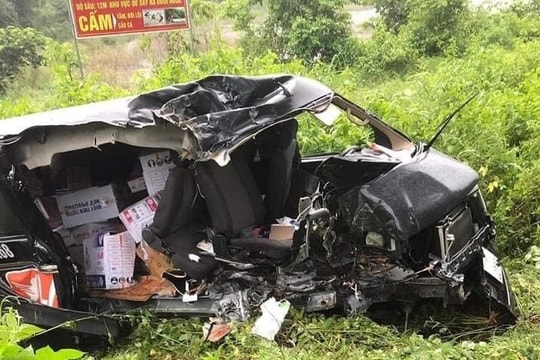 Bà Rịa-Vũng Tàu: Tai nạn nghiêm trọng, ô tô văng khỏi đường, biến dạng hoàn toàn