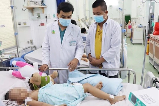 Dùng ECMO cứu bé 5 tuổi bị tay chân miệng nguy kịch