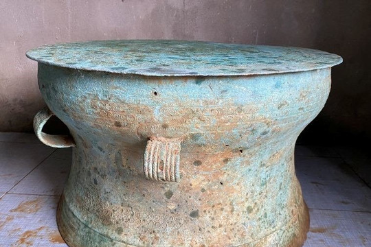 Đào được trống đồng cổ khi đi làm rẫy