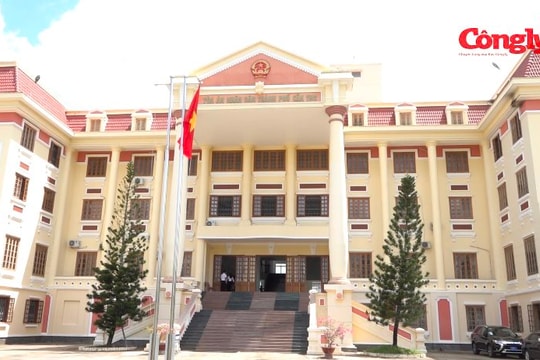 Chánh án TANDTC Nguyễn Hòa Bình làm việc với TAND hai cấp TP. Cần Thơ