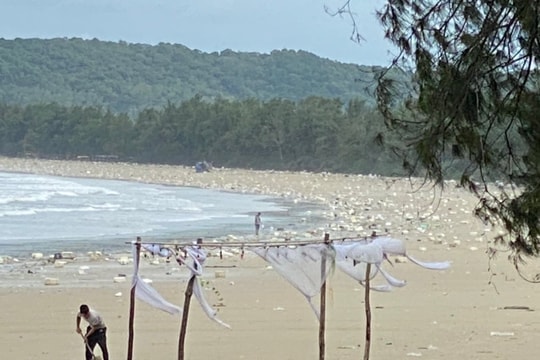 Bờ biển Cô Tô bị phao xốp phủ kín