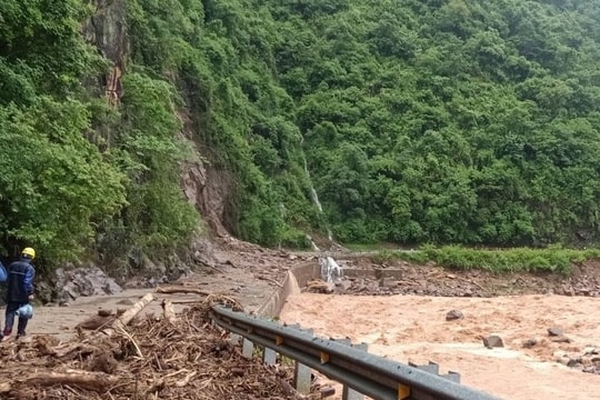 Mưa lũ, sạt lở làm 8.484 khách hàng tại các tỉnh Tây Bắc bị gián đoạn cung cấp điện