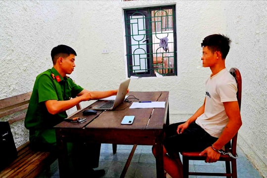 Khởi tố nam thanh niên cướp điện thoại của người đi đường