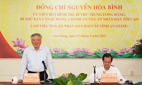 Chánh án TANDTC Nguyễn Hòa Bình làm việc với TAND hai cấp tỉnh An Giang
