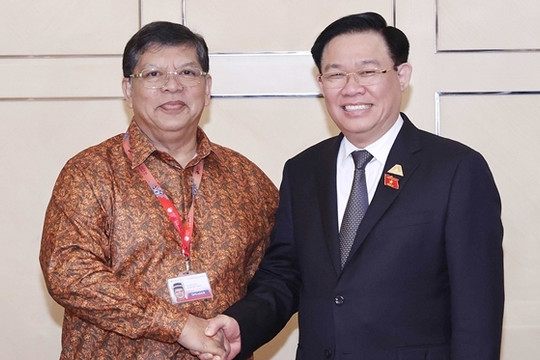 Chủ tịch Quốc hội Vương Đình Huệ gặp Chủ tịch Hạ viện Malaysia