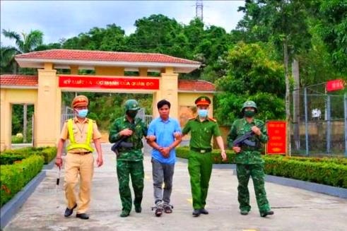 Bắt quả tang đối tượng vận chuyển 2 bánh heroin