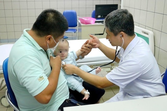 Sức sống kỳ diệu của bé sinh non nhẹ nhất Việt Nam