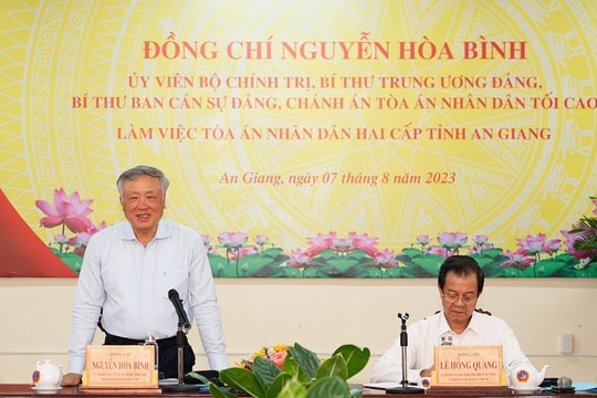 Chánh án TANDTC Nguyễn Hòa Bình làm việc với Tòa án hai cấp tỉnh An Giang