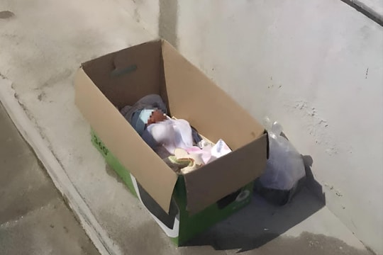 Bé trai sơ sinh bị bỏ rơi kèm mảnh giấy nhờ người nuôi hộ