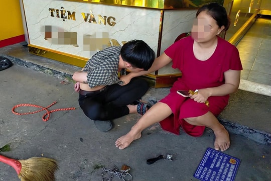 Vờ mua lắc vàng, đeo vào tay rồi lên xe bỏ chạy