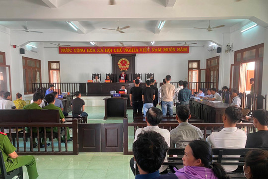 Rủ nhau đi đánh người, 7 bị cáo lĩnh án hơn 57 năm tù
