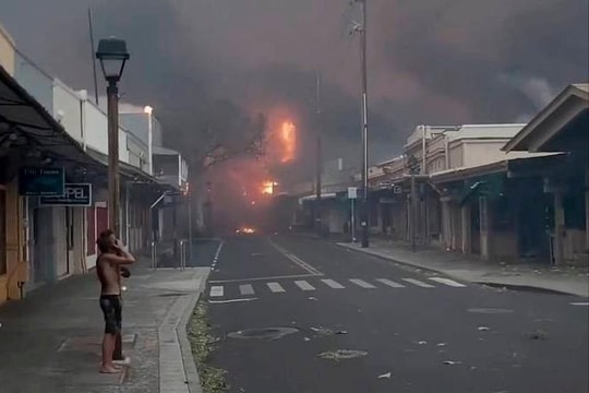 Cháy rừng dữ dội thiêu rụi thành phố lịch sử ở Hawaii