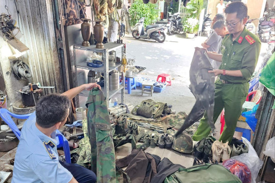 Phát hiện cơ sở mua bán quân trang Việt Nam và nước ngoài trái phép