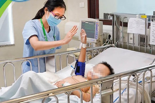Ngủ dưới nền nhà, bé trai bị rắn cắn nguy kịch