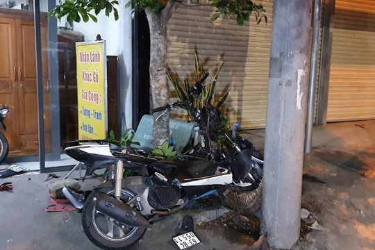 Hai nam thanh niên đi xe máy tử vong tại chỗ sau cú va chạm mạnh