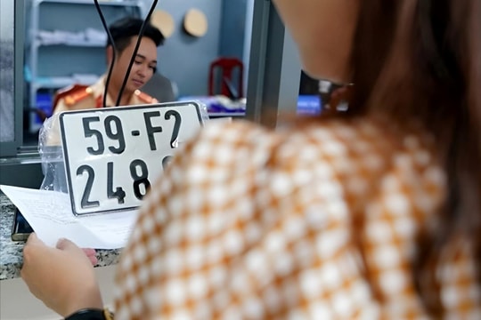 Có được thay biển số xe trúng đấu giá vào xe đã có biển số không?