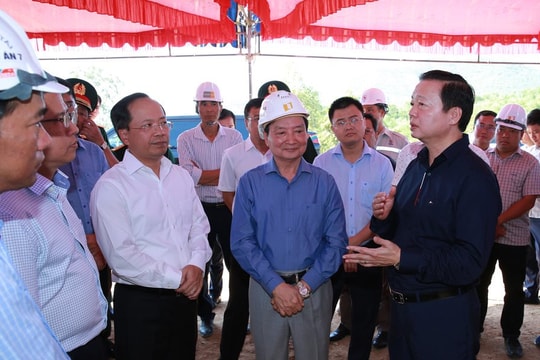 Tháo gỡ vật liệu và giải phóng mặt bằng tuyến cao tốc ở Nam miền Trung