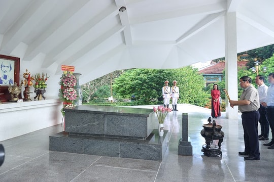 Thủ tướng dâng hương, viếng mộ Cụ Phó bảng Nguyễn Sinh Sắc