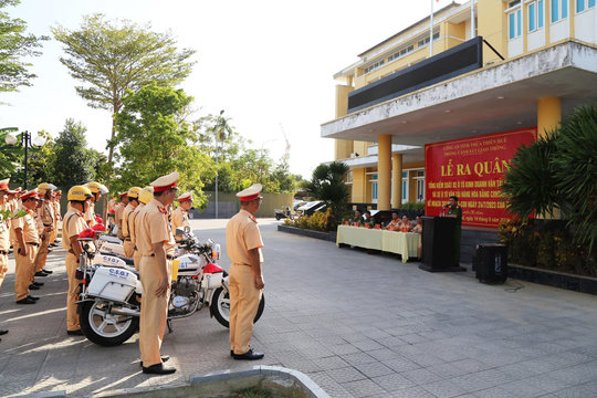 Thừa Thiên Huế: CSGT ra quân tổng kiểm soát xe ô tô vận tải hành khách và container