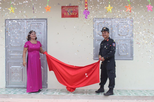 Chiến sĩ cơ động xây dựng trường, lớp học cho học sinh vùng cao