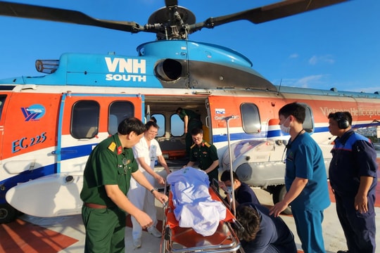 Trực thăng đưa ngư dân từ đảo Phan Vinh về đất liền điều trị