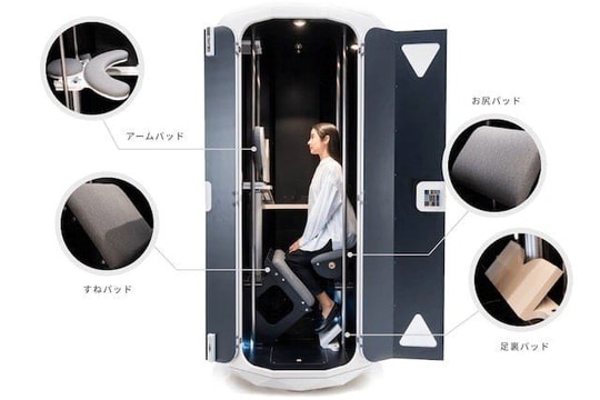 Giường ngủ đứng tại quán cà phê