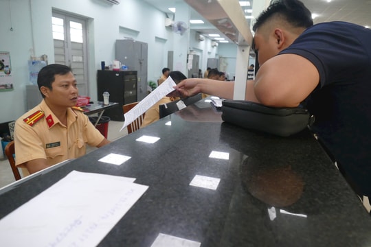 Ngày đầu Thông tư 24 có hiệu lực, chủ phương tiện hồ hởi đi làm thủ tục