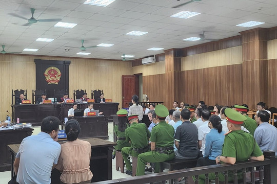 Cựu Giám đốc Sở GD&ĐT Thanh Hóa cùng 11 đồng phạm hầu tòa