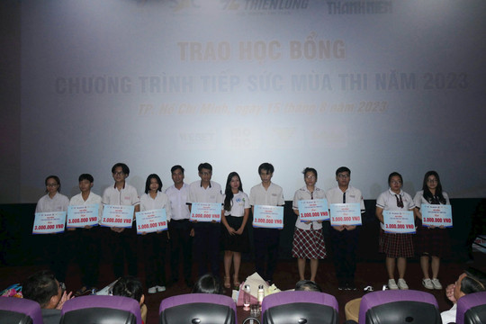 Khoảng 3 tỷ đồng hỗ trợ học bổng cho học sinh, sinh viên