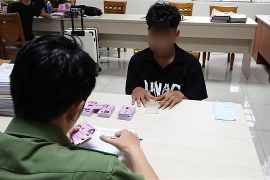 Phát tờ rơi có hình ảnh nhạy cảm gắn mã độc