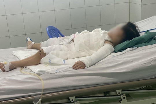 Uống nhầm nước tẩy bồn cầu, bé 2 tuổi bỏng nặng
