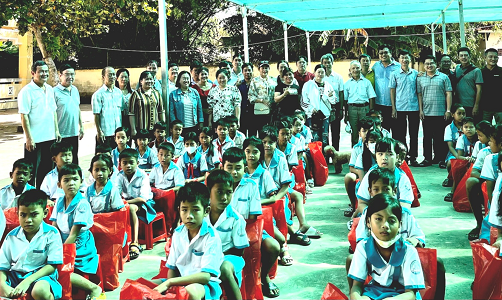 TAND tỉnh Sóc Trăng tặng quà cho học sinh có hoàn cảnh khó khăn