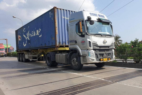 Tuyệt đối không chở hàng vượt quá tải trọng quy định, không che biển số xe