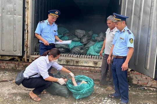 Chặn 1,5 tấn thực phẩm bẩn, bốc mùi đang trên đường đi tiêu thụ