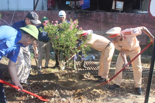 Cảnh sát giao thông chung tay thực hiện phong trào “Đường tàu - Đường hoa” ở ga Huế