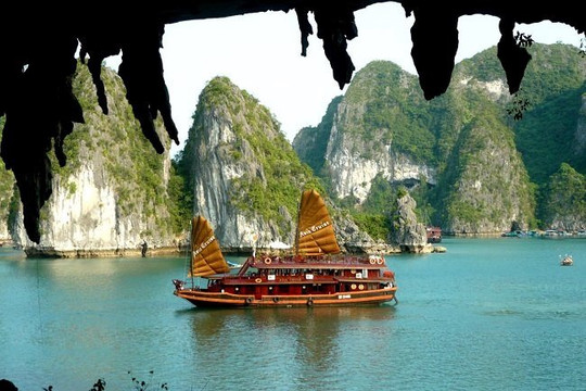 Thuyền buồm gỗ trên vịnh Hạ Long sắp bị "khai tử"
