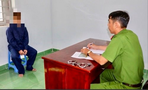 Rút dao đâm người khác chỉ vì bị rọi đèn xe vào mặt